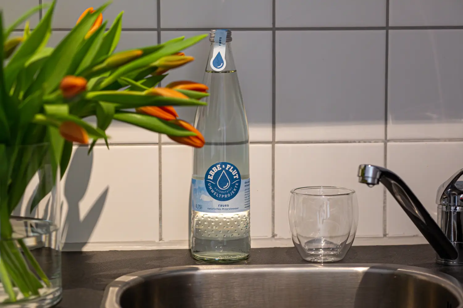 Krafft-Holiday Vermietung Ferienwohnung Rostock Wasserflasche in einer Küche