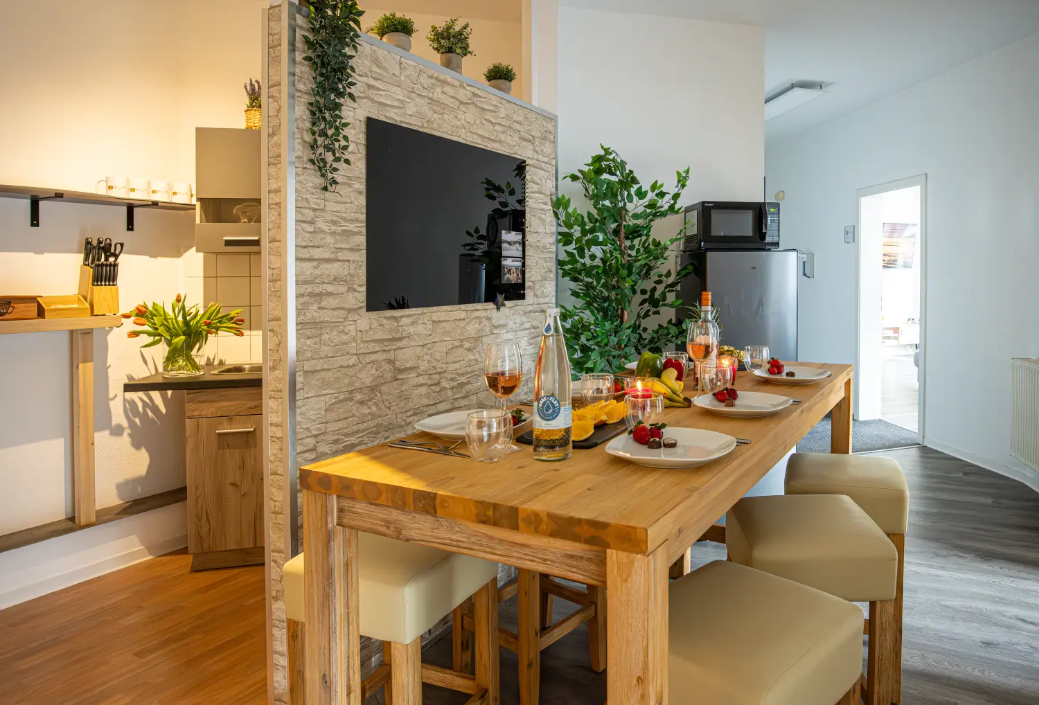 ferienhaus wiesenblick, ferienwohnung rostock, krakow am see immobilien,  wochenendhaus rostock. Ferienhaus Rostock, Ferienhaus Krakow am See, Ferienunterkunft Krakow am See , Ferienunterkunft Rostock , Urlaub in Krakow am See , Urlaub in Rostock, Krafft-Holiday Vermietung Ferienwohnung RostockOffener-Flur-Essbereich