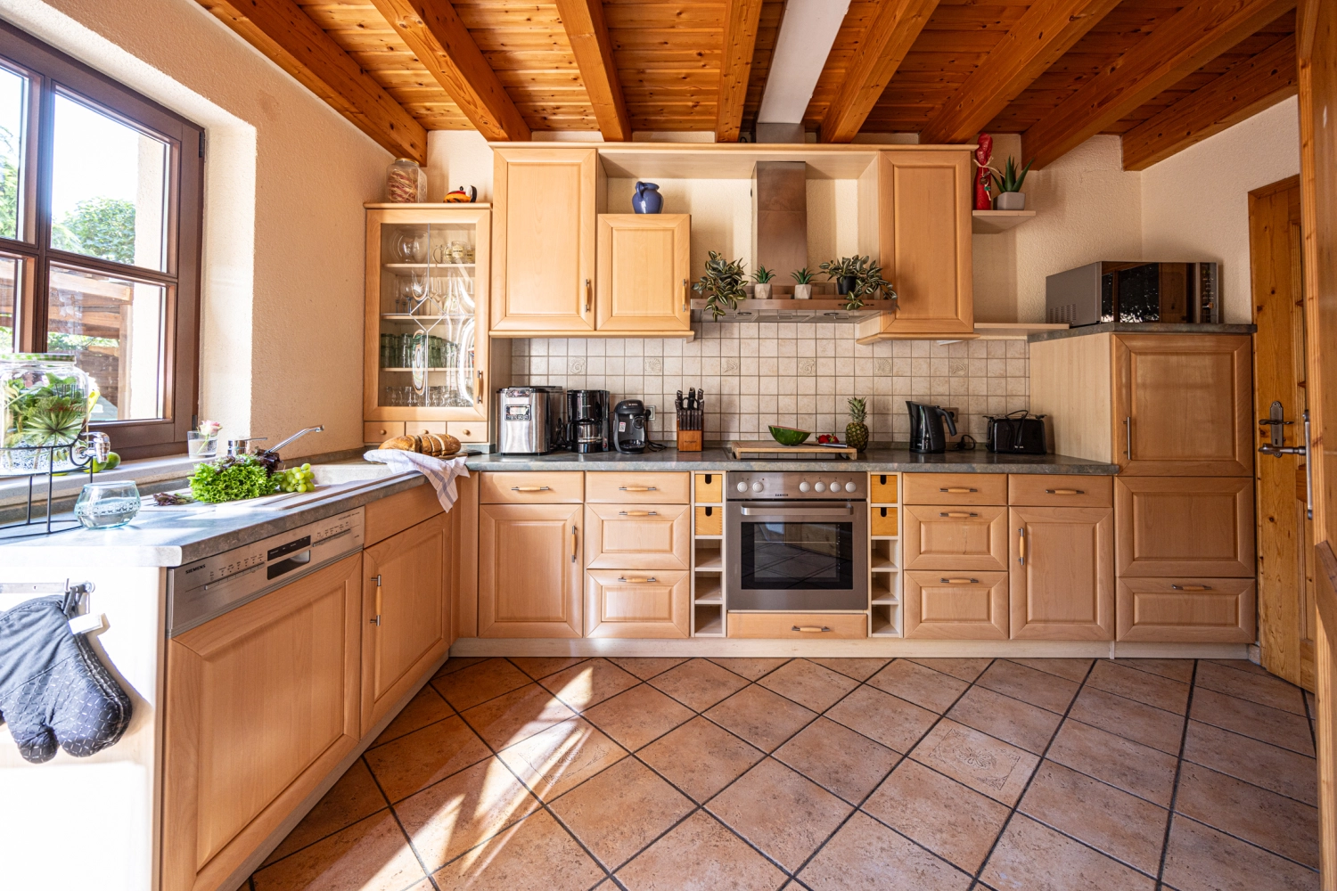 Ferienhaus mit Sauna in Krakow am See, Krafft-Holiday Vermietung Ferienwohnung Rostock Wasserflasche in einer Küche